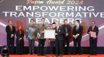 Dirut Bank Jatim Terima Penghargaan Dari Sekolah Pascasarjana Unair