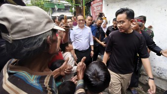 Pj Gubernur Jatim Dampingi Wapres Gibran Blusukan di Surabaya, Bagikan Sembako dan Susu untuk Anak