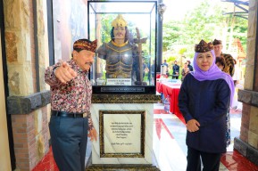 Jelang Pelantikan, Khofifah Indar Parawansa Kunjungi Kraton Majapahit Jakarta
