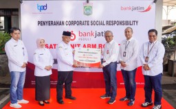 Wujudkan Kabupaten Malang Bebas Sampah, Bank Jatim Serahkan CSR Arm Roll Truck