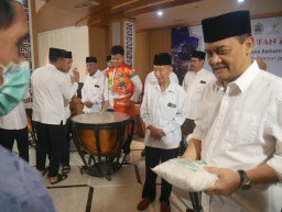Gubernur Jateng Salurkan Zakat, Ribuan Mustahik Terima Bantuan Beras