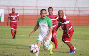 Pj. Gubernur Jatim Adhy Karyono Tampil Gemilang dalam Laga Sepak Bola Persahabatan Melawan Bank Jatim