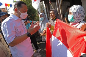 Wali Kota Eri Cahyadi Bagikan Ribuan Bendera ke Warga