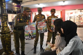 Satpol PP Surabaya Sosialisasikan Perda di Jalan Tunjungan