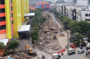 Pemkot Surabaya Bersihkan Sisa Material Bangunan TPS Pasar Turi