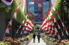 Pemkot Surabaya Berpartisipasi dalam Gerakan Bagi-bagi 10 Juta Bendera