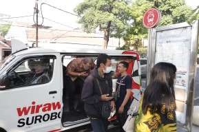 Kedepankan Penertiban Humanis, Satpol PP Surabaya Bantu Warga Pindahan dari Tanah Aset Wonorejo Timur