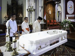 Presiden Prabowo Subianto Melayat Uskup Emeritus Petrus Turang di Katedral Jakarta