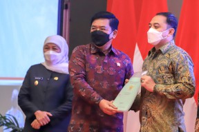 Wali Kota Eri Cahyadi Serahkan Hibah Aset Pemkot pada BPN II