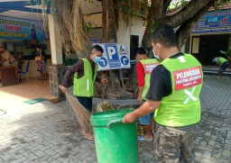 Tidak Bermasker di Sidoarjo, Kena Sanksi Bersihkan Kantor Kecamatan