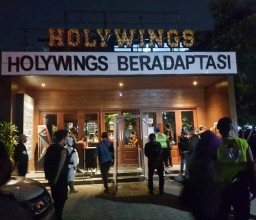 Di Cafe Holywings Banyak Wanita Tak Bermasker