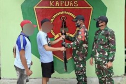 Senjata Api Rakitan Diserahkan kepada Satgas Pamtas Yonif 642/kps