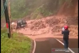 Jalan Utama Bandung-Garut Tertutup Tanah Longsor