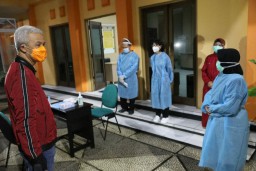 Nakes dan Penggali Kubur Mendapatkan Semangat dari Gubernur Jateng