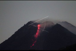 Gunung Merapi Keluarkan Sembilan Kali Guguran Lava Pijar