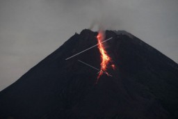 Gunung Merapi Keluarkan Guguran Lava Pijar 19 Kali