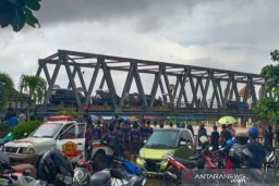 Presiden Jokowi Pantau Banjir via Jembatan di Kabupaten Banjar, Kalsel
