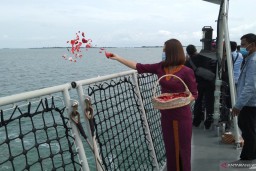 Keluarga Korban Sriwijaya Air Tabur Bunga di Pulau Laki dan Lancang