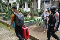 KPK Bawa Tiga Koper dari Kantor Gubernur Sulsel