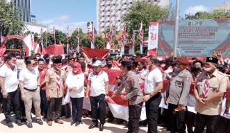 Mendagri Bersama Gubernur Khofifah Berbagi 10 Juta Bendera
