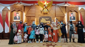Gubernur Khofifah Berbagi Kebahagiaan