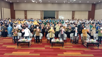 Gubernur Khofifah Beri Kuliah Umum Penerima Beasiswa Guru Madin
