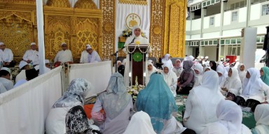 Gubernur Khofifah Ajak Alumni Khadijah Amalkan Ajaran KH Abdul Wahab Turcham