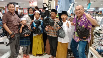 Jurnalis Pokja Grahadi Ajak Puluhan Anak Yaim Belanja Baju Lebaran