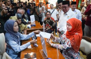Serahkan Zakat Melalui Baznas Jatim, Khofifah: InsyaAllah Manfaat Barokah bagi Muzakki maupun Mustahiq