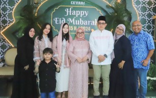Open House Idul Fitri 1445 H di Grahadi, Pj. Gubernur Adhy Apresiasi Kebersamaan Forkopimda Hingga Berjabat Tangan Dengan Ribuan Masyarakat