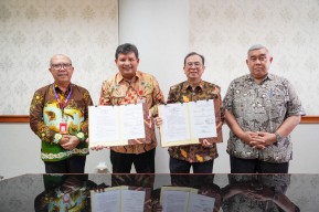 Atasi Permasalahan Emisi Gas Berlebihan, Bank Jatim Berikan 50 Unit Sepeda Listrik Ke Unair