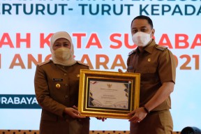 Pemkot Surabaya Terima Penghargaan dari Pemerintah Pusat