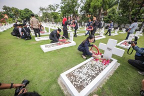 Ziarah di TMP Kusuma Bangsa, Wali Kota Eri: Semangat Pahlawan Terus Membara di Hati Arek Suroboyo