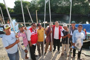 Tingkatkan Penghasilan Nelayan, Wali Kota Eri beri Bantuan Alat Tangkap Ikan di Kenjeran dan Tambak Wedi