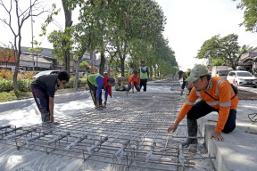 Pemerintah Kota Surabaya Memulai Pengaspalan Jalan di Pusat Kota