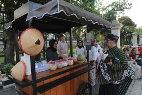 Jangan Lewatkan! Ngabuburit Asik di Tugu Pahlawan: Ada Hiburan, Kuliner, dan Pangan Murah