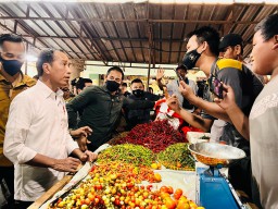 Kunjungi Pasar Natar, Presiden Tekankan Pentingnya Jaga Pasokan Pangan