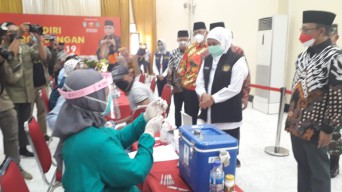 Gubernur Khofifah Siap Bantu Vaksinasi Dosis Kedua Santri LDII Jatim