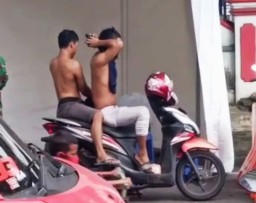 Lawan Corona: Tak Ada Masker, Bajupun Jadi