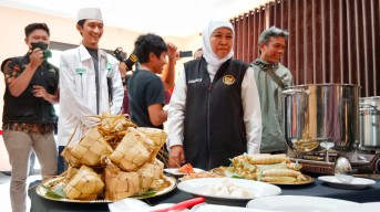 Gubernur Khofifah Ajak Penyintas dari Sudan Sarapan Ketupat Opor