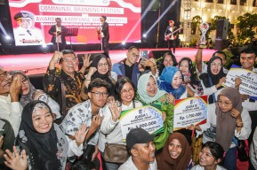 Wali Kota Eri Cahyadi Beri Penghargaan KAS-RPA kepada 19 Kampung di Surabaya