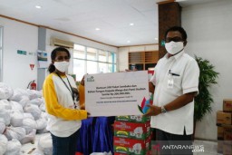 PLN Salurkan Paket Sembako dan Uang Rp 200 Juta