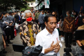 Ganjar Dampingi Jokowi Cek Harga Bahan Pokok di Pasar Tradisional