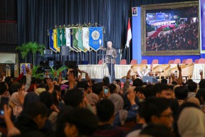 Pembekalan Calon Wisudawan UGM, Ganjar : Pendidikan Tidak Hanya Berlangsung di Dinding Kelas