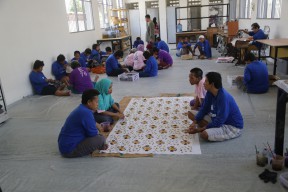 Dinsos Surabaya Berdayakan Penghuni Liponsos Keputih Tanam Sayuran hingga Membatik