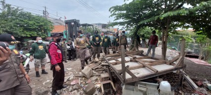 Pemkot Surabaya Tertibkan Bangli di Bantaran Kali Tebu