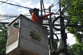 Satpol PP Surabaya Tertibkan Kabel Utilitas Ilegal Tanpa Izin dan Sewa