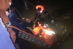 Ibu dan Anak Tewas setelah Minibus Terjun ke Sungai Kalimalang