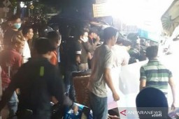 Diduga Ngantuk, Pengemudi SUV Tabrak Kios di Pasar Rebo Jakarta Timur