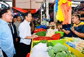 Saat Presiden Jokowi dan PM Anwar Sambangi Pasar Chow Kit